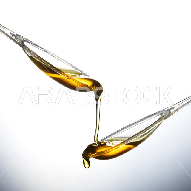 ملعقة العسل مغمورة بالعسل الصحي ، قحافة العسل البلاستيكية الممتلئة بالعسل الطبيعي ،عسل طبيعي في ملعقة بلاستيكية ،عسل النحل غذاء صحي طبيعي