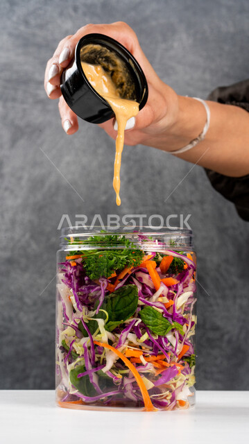 مزيج من الخضراوات الطازجه، سلطة خضراوات مشكله ، وجبات صحيه للدايت، مطاعم ماكولات صحيه خلفيه رماديه