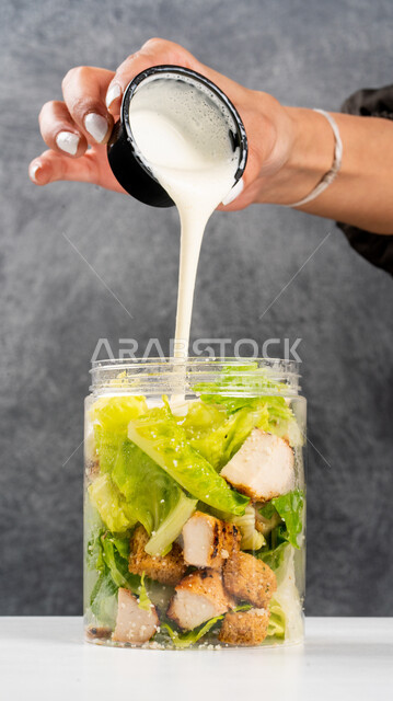 مزيج من الخضراوات الطازجه، سلطة سيزر ، وجبات صحيه للدايت، مطاعم ماكولات صحيه خلفيه رماديه