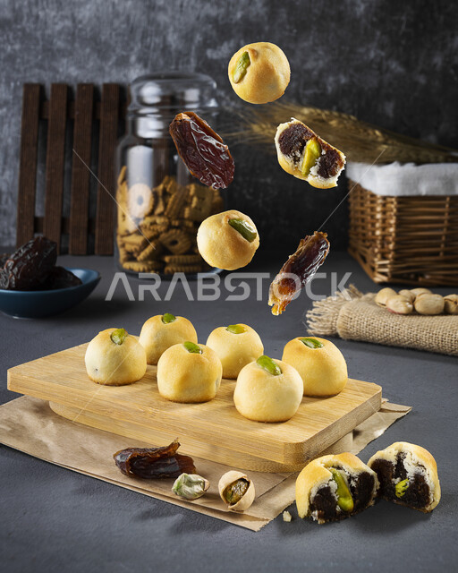 حلويات شعبية طازجة ، صورة لمعمول بحشوة التمر من الحلويات الشعبية الهشة اللذيذة ، صورة لكعك بعجوة ويعرف بإسم كعك العيد الشهي