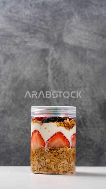 قطع الحلوى الشهية وصورة مقربة لطبق من حلا التشيز كيك المزينة بقطع الفراولة والتوت البري ، حلا شرقي وحلويات وسكريات رمضانية  ، التحلاية و حلويات باردة لذيذة