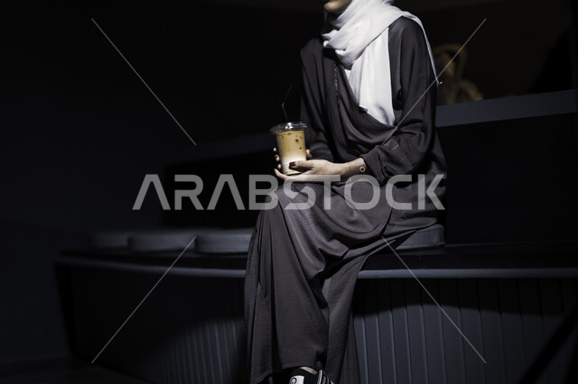 إمرأه عربيه سعوديه تشرب القهوة , طلب القهوه من متجر القهوه السعودي, الإستمتاع بشرب القهوه في أجواء هادئه، قضاء وقت ممتع خارج المنزل, تسليه وترفيه، مقاهي في المملكه العربيه السعوديه
