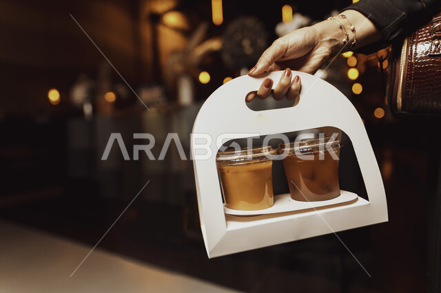 إمرأه عربيه سعوديه تشرب القهوة , طلب القهوه من متجر القهوه السعودي, الإستمتاع بشرب القهوه في أجواء هادئه، قضاء وقت ممتع خارج المنزل, تسليه وترفيه، مقاهي في المملكه العربيه السعوديه