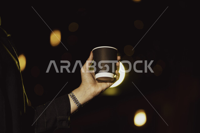 طلب القهوه من متجر القهوه السعودي, إمرأه عربيه سعوديه تشرب القهوة ,  الإستمتاع بشرب القهوه في أجواء هادئه، قضاء وقت ممتع خارج المنزل, تسليه وترفيه، مقاهي في المملكه العربيه السعوديه