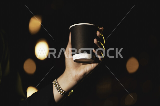 طلب القهوه من متجر القهوه السعودي لإمرأه عربيه سعوديه تشرب القهوة ,  الإستمتاع بشرب القهوه في أجواء هادئه وقضاء وقت ممتع خارج المنزل, تسليه وترفيه في مقاهي المملكه العربيه السعوديه