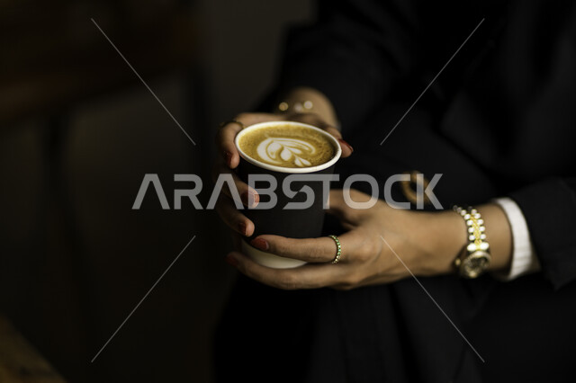 صوره مقربه ليد إمرأه  تحمل كوب من القهوه ، مشروبات ساخنه ، مطاعم وكافيهات في السعوديه ، طلب القهوه والاستمتاع بالمشروبات الساخنه