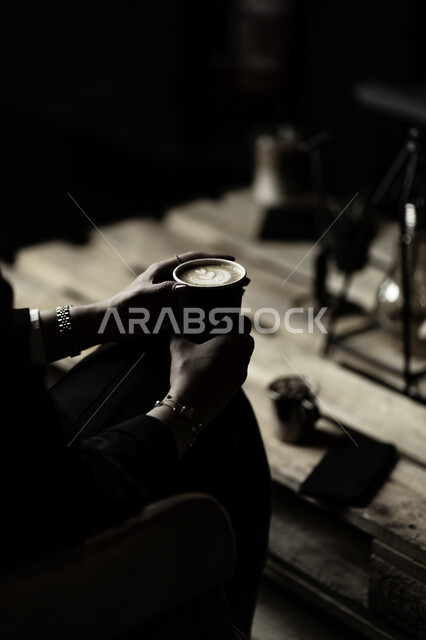 طلب القهوه والاستمتاع بالمشروبات الساخنه ، صوره مقربه ليد إمرأه  تحمل كوب من القهوه ، مشروبات ساخنه ، مطاعم وكافيهات في السعوديه