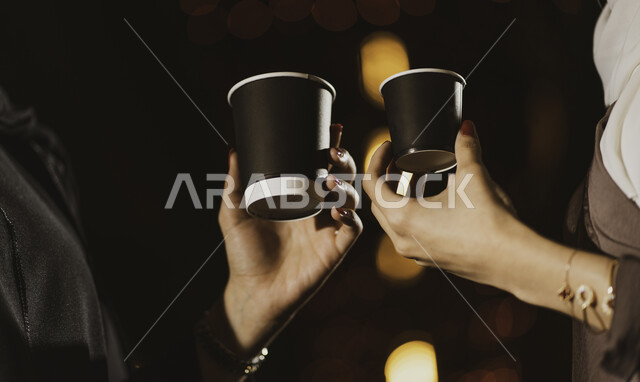 طلب القهوه والاستمتاع بالمشروبات الساخنه ، صوره مقربه ليد إمرأتين  تحملان كوب من القهوه ، مشروبات ساخنه وكافيهات في السعوديه