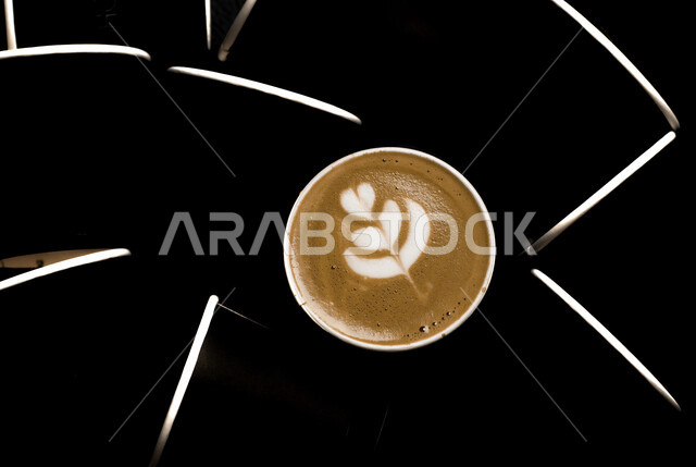 مشروبات ساخنة لذيذة وصورة مقربة لفنجان القهوة برغوة كثيفة مشروب الكابتشينو الساخن ، قهوة اسبريسو  فنجان القهوة الساخن ، مطاعم وكافيهات في السعوديه