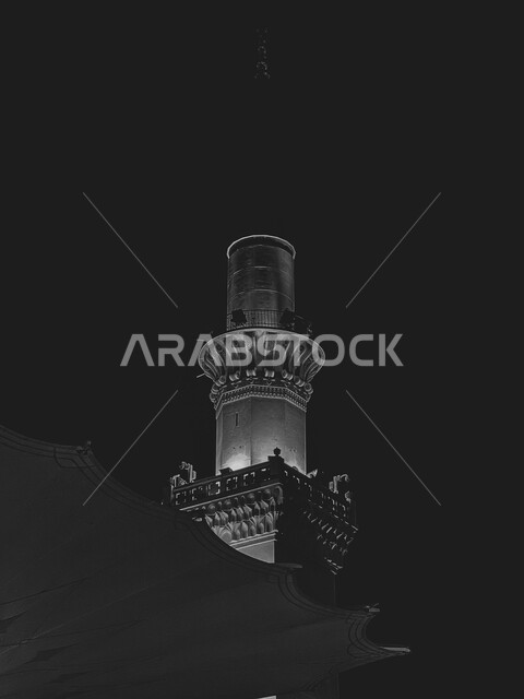 صورة بالابيض والاسود لمئذنة المسجد النبوي الشريف، مظلة الكترونية كبيرة، الحرم النبوي في المدينة المنورة بالمملكة العربية السعودية، معالم اسلامية مقدسة