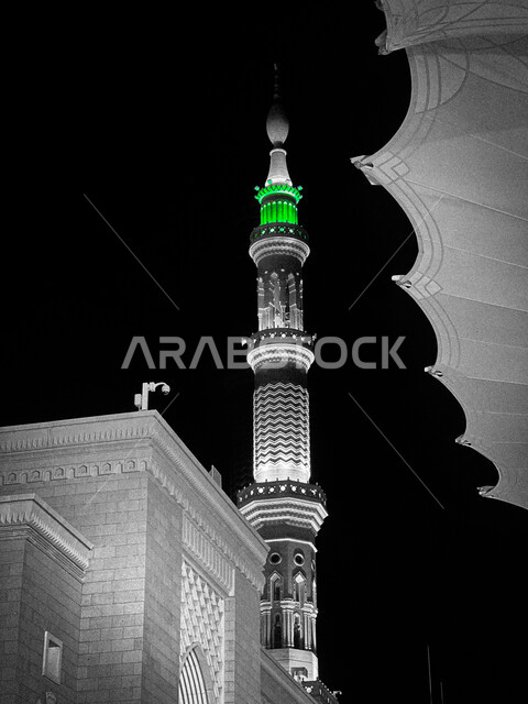 مئذنة المسجد النبوي الشريف، مظلة الكترونية كبيرة، الحرم النبوي في المدينة المنورة بالمملكة العربية السعودية، معالم اسلامية مقدسة، صورة بالابيض والاسود