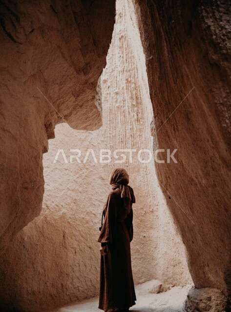 امرأة محجبة تقف بين الجبال، التكوينات الصخرية الطبيعية، القمم والمرتفعات الجبلية، الجبال والمرتفعات الصخرية