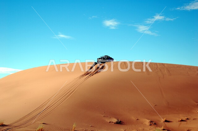 مغامرات سفاري على الكثبان الرملية ومغامرة قيادة السيارات وسط الصحراء ، انشطة صحراوية ترفيهية في مدينة الفجيرة في الإمارات العربية المتحدة ، الكثبان الرملية الذهبية الناعمة والطبيعة الصحراوية