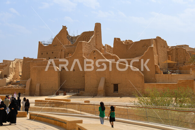 أسوار الدرعية القديمة في مدينة الرياض في المملكة العربية السعودية ، حي الطريف التاريخي، مركز ثقافي سياحي،الاحتفال باليوم الوطني في  جوهرة المملكة، يوم العلم قرية تراثية، المباني الاثرية في الدرعية، يوم التأسيس 92 , معالم السعودية التاريخية 