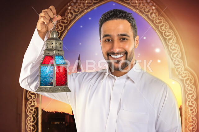 صورة مقربة لرجل سعودي خليجي عربي يمسك فانوس شهر رمضان المبارك بايماءات وجه سعيدة، استقبال شهر رمضان المبارك، إضاءة وزينة شهر رمضان، أجواء رمضانية، خلفية اسلامية زخرفية