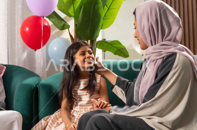ايماءات تدل على الفرح والسعادة ,صورة مقربه لبنت عربية خليجية سعودية مع والدتها يحتفلون في العيد السعيد,  أجواء العيد في المجتمع العربي الخليجي السعودي, الاحتفال بقدوم العيد,  الزيارات والتجمعات في العيد, بهجة وفرحة العيد .