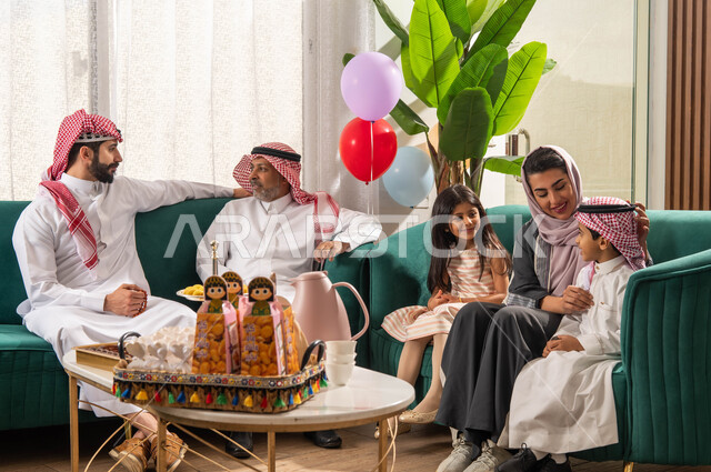 دردشة ومحادثات, عائلة عربية خليجية سعودية تحتفل في العيد السعيد, الاحتفال بقدوم العيد, ارتداء الثوب والشماغ السعودي,  الزيارات والتجمعات في العيد, بهجة وفرحة العيد, أجواء العيد في المجتمع العربي الخليجي السعودي, ايماءات تدل على الفرح والسعادة .