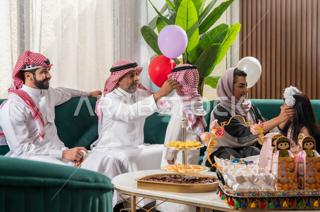 بهجة وفرحة العيد السعيد, عائلة عربيه خليجية تحتفل في العيد السعيد ,تجمعات وزيارات العيد, ايماءات تدل على الفرح, ارتداء الثوب والشماغ السعودي, أجواء العيد في المجتمع العربي السعودي, الاحتفال بقدوم العيد.