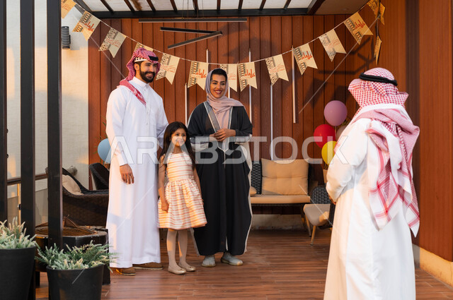 التهنئة بقدوم العيدالمبارك, تجمع أسري لعائلة عربية سعودية خليجية تحتفل في العيد , ايماءات تدل على السعادة, ديكورات وزينة العيد, المناسبات والاعياد الاسلاميه, اجواء عائليه سعيده .