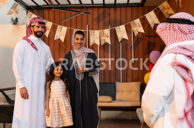  صورة مقربة  لتجمع أسري لعائلة عربية سعودية خليجية تحتفل في العيد , التهنئة بقدوم العيدالمبارك, ايماءات تدل على السعادة, ديكورات وزينة العيد, المناسبات والاعياد الاسلاميه, اجواء عائليه سعيده .