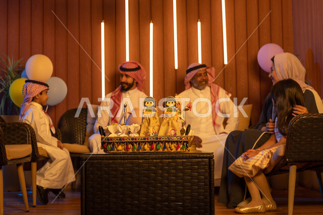 قرقيعان وتوزيعات العيد السعيد, دردشة ومحادثات,  عائلة عربية خليجية سعودية تحتفل بالعيد, حسن استقبال واكرام الضيوف, الزيارات والتجمعات الاسريه في الاعياد والمناسبات الاسلامية 