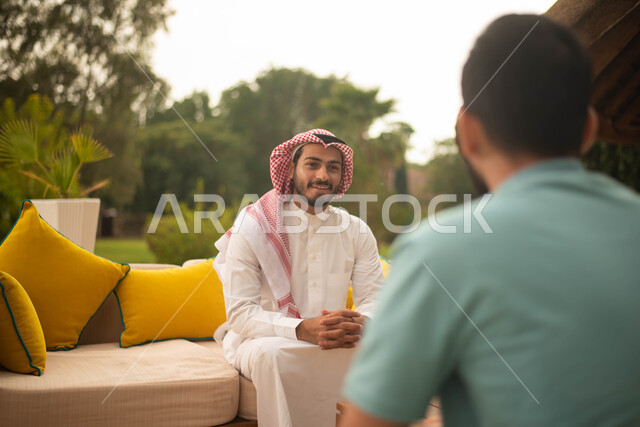 إيماءات تدل على الفرح والسرور لشابان سعوديان عربيان خليجيان سعوديان  يقضون أوقات ممتعة في الهواء الطلق  ، جلسات وانشطة شبابية، نقاشات وحوارات، وناسة وتعارف وكشتة شباب، الطبيعة الخضراء