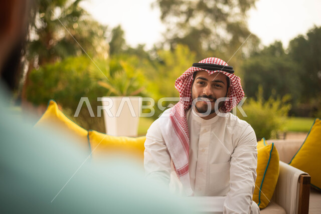وناسة وتعارف وكشتة شباب، الطبيعة الخضراء ، رجلان سعوديان عربيان خليجيان سعوديان يقضون أوقات ممتعة في الهواء الطلق ، جلسات وانشطة شبابية، نقاشات وحوارات