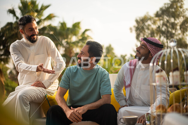 نزهه في الهواء الطلق والطبيعة الخضراء ، شباب عرب خليجيين سعوديين يقضون أوقات ممتعة، جلسات وانشطة شبابية، نقاشات وحوارات، وناسة وتعارف، كشتة شباب