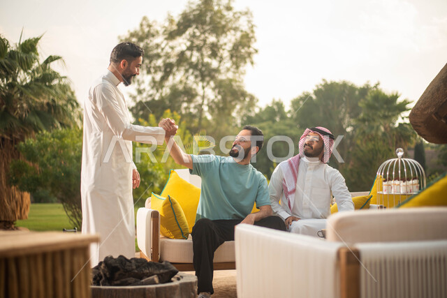 التحية والسلام ، رجلان سعوديان عربيان خليجيان يتصافحان بسعادة ، إلقاء السلام والترحيب بين الاصدقاء ، إيماءات يد تدل على المصافحة ، قضاء أوقات ممتعة برفقة الأصدقاء ، وناسة وتعارف وكشتة شباب، الطبيعة الخضراء