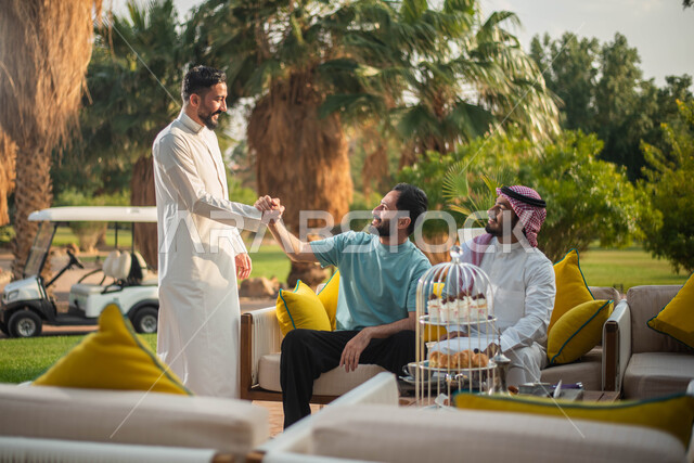 مجموعة رجال عرب خليجيون سعوديون إيماءات يد تدل على المصافحة ، إلقاء السلام والترحيب بين الاصدقاء ، قضاء أوقات ممتعة برفقة الأصدقاء ، التحية والسلام ،  وناسة وتعارف وكشتة شباب، الطبيعة الخضراء