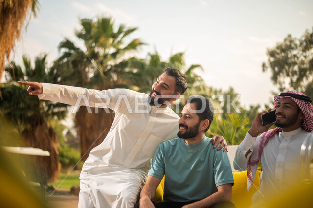 نزهه في الهواء الطلق ، شباب عرب خليجيين سعوديين يقضون أوقات ممتعة، جلسات وانشطة شبابية، نقاشات وحوارات، وناسة وتعارف وكشتة شباب، الطبيعة الخضراء ، إيماءات يدين تدل على الإشارة إلى شيء ما