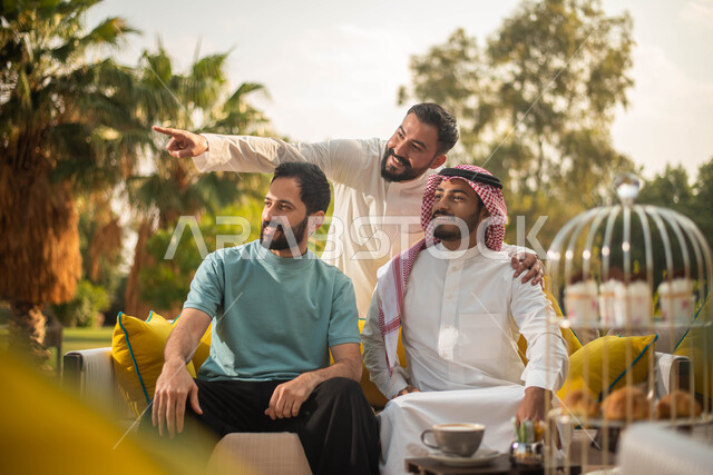 نزهه في الهواء الطلق ، شباب عرب خليجيين سعوديين يقضون أوقات ممتعة، جلسات وانشطة شبابية، نقاشات وحوارات، وناسة وتعارف وكشتة شباب، الطبيعة الخضراء ، إيماءات يدين تدل على الإشارة إلى شيء ما