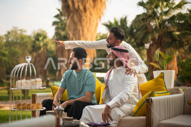 نزهه في الهواء الطلق ، شباب عرب خليجيين سعوديين يقضون أوقات ممتعة، جلسات وانشطة شبابية، نقاشات وحوارات، وناسة وتعارف وكشتة شباب، الطبيعة الخضراء ، إيماءات يدين تدل على الإشارة إلى شيء ما