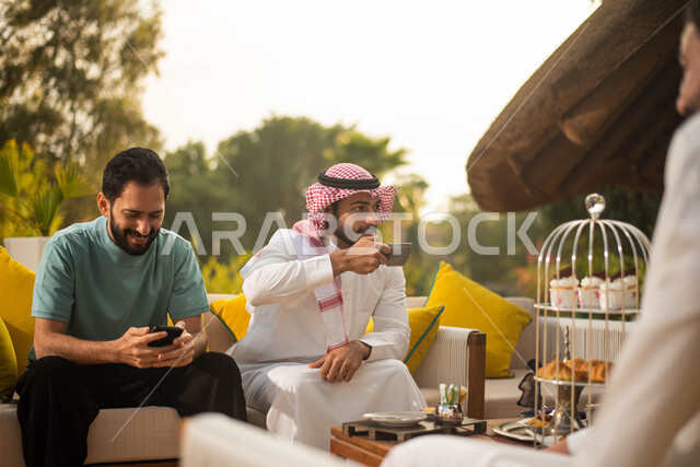 نزهه في الهواء الطلق ، شباب عرب خليجيين سعوديين يقضون أوقات ممتعة، جلسات وانشطة شبابية، نقاشات وحوارات، وناسة وتعارف وكشتة شباب، الطبيعة الخضراء