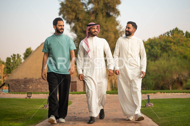 المشي والتنزه في الحدائق والمنتزهات ، شباب عرب خليجيين سعوديين يتجولون في احدى الحدائق العامة ، قضاء أوقات ممتعة برفقة الاصدقاء ، صداقات وتعارف ، نزهة في الهواء الطلق ، دردشة واحاديث.