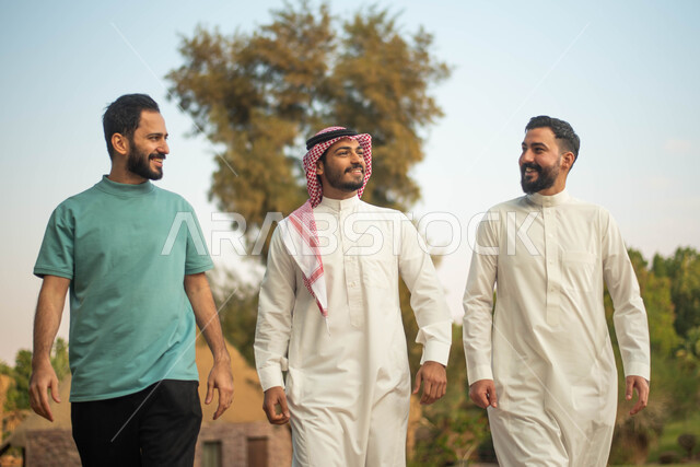  صداقات وتعارف ، نزهة في الهواء الطلق ، صورة مقربة لمجموعة شباب عرب خليجيين سعوديين يتجولون في احدى الحدائق العامة ، قضاء أوقات ممتعة برفقة الاصدقاء ،  المشي والتنزه في الحدائق والمنتزهات ، دردشة واحاديث.