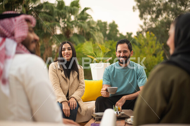 قضاء أوقات ممتعة برفقة الاصدقاء ، مجموعة من الأصدقاء العرب الخليجيون السعوديون يستمتعون بتبادل الحديث في احد المقاهي في السعودية ، المشروبات الساخنة اللذيذة ، عطلة صيفية سعيدة  ، دردشة وحوارات