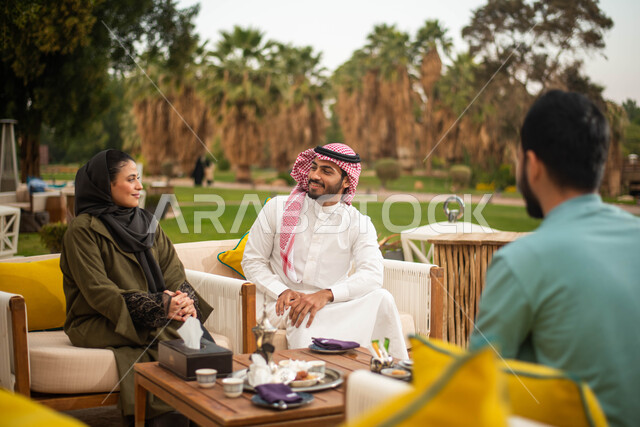 قضاء أوقات ممتعة برفقة الاصدقاء ، مجموعة من الأصدقاء العرب الخليجيون السعوديون يستمتعون بتبادل الحديث في احد المقاهي في السعودية ، المشروبات الساخنة اللذيذة ، عطلة صيفية سعيدة  ، دردشة وحوارات