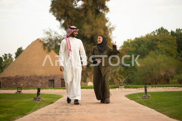  الطبيعة الخضراء ، زوجان عربيان خليجيان سعوديان ، قضاء أوقات ممتعة في التجول  باحد الحدائق العامة ، المشي والتنزه في الحدائق والمنتزهات ، نزهة في الهواء الطلق .