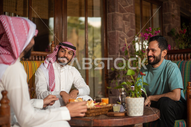 ايماءات تدل على الفرح والسعادة ، جلسة شبابية لمجموعة شباب عرب خليجيون سعوديون في احد المقاهي في السعودية الاستمتاع بتبادل الحديث  ، قضاء اوقات ممتعة برفقة الاصدقاء ، نقاشات وحوارات ، المشروبات الباردة.