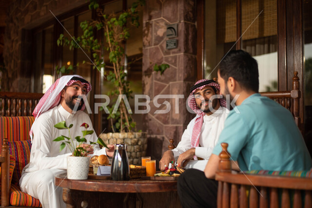 جلسة شبابية لمجموعة شباب عرب خليجيون سعوديون في احد المقاهي في السعودية الاستمتاع بتبادل الحديث  ، قضاء اوقات ممتعة برفقة الاصدقاء ، نقاشات وحوارات ، المشروبات الباردة.