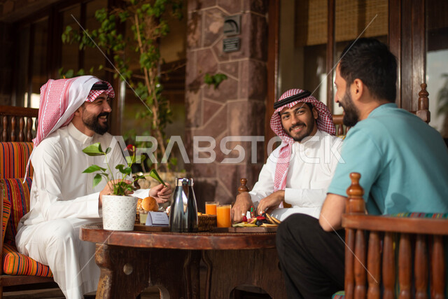  أجواء شبابية في مقهى سعودي ،  شباب عرب خليجيون سعوديون في احد المقاهي في السعودية الاستمتاع بتبادل الحديث  ، قضاء اوقات ممتعة برفقة الاصدقاء ، نقاشات وحوارات ، المشروبات الباردة.