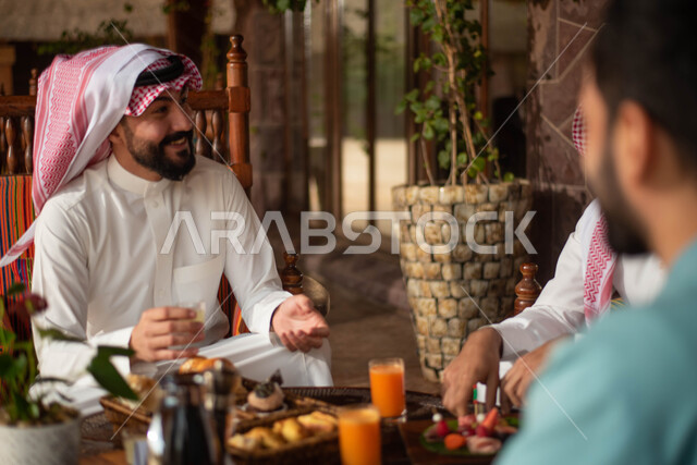 نقاشات وحوارات ، أجواء شبابية في مقهى سعودي ، صورة مقربة لمجموعة شباب عرب خليجيون سعوديون الاستمتاع بتبادل الحديث في احد المقاهي في السعودية ، قضاء اوقات ممتعة برفقة الاصدقاء ، المشروبات الباردة.