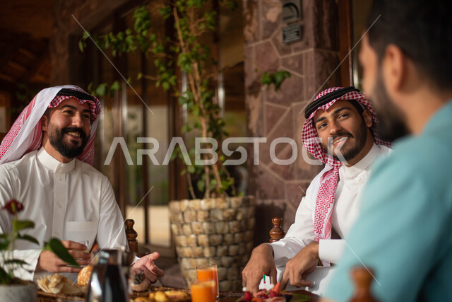 أجواء شبابية في مقهى سعودي ، صورة مقربة لشباب من العرب الخليجيون السعوديون الاستمتاع بتبادل الحديث في احد المقاهي في السعودية ، قضاء اوقات ممتعة برفقة الاصدقاء ، المشروبات الباردة ، نقاشات وحوارات