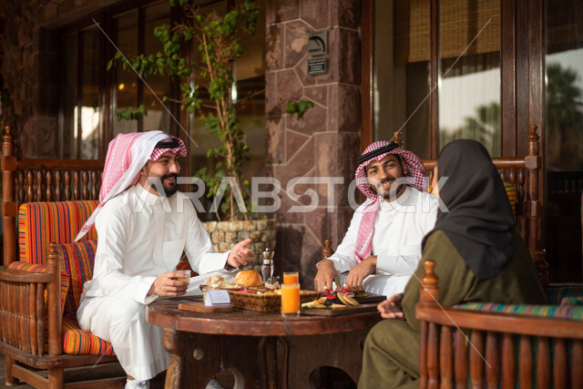 أصدقاء عرب خليجيين سعوديين يستمتعون بتبادل الحديث في احد المقاهي السعودية ، وناسة وتعارف وأجواء سعيدة في مقهى سعودي ، المشروبات الباردة والأطعمة اللذيذة ، ديوانية سعودية ونقاشات وحوارات وقضاء أوقات ممتعة، وناسة وتعارف وأجواء سعيدة