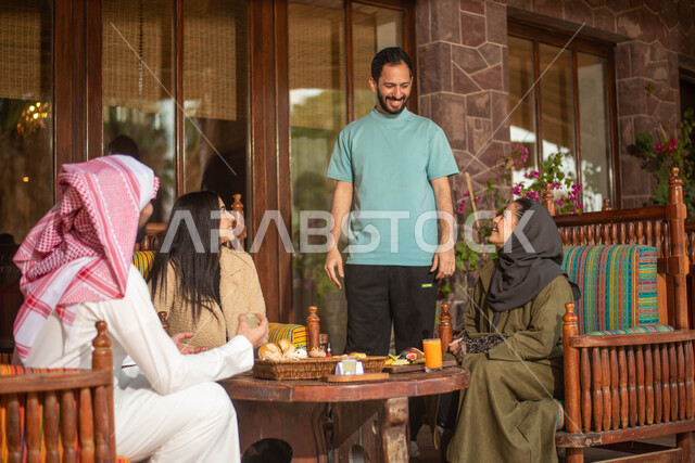 أصحاب عرب خليجيين سعوديين يستمتعون بتبادل الحديث في احد المقاهي السعودية، المشروبات الباردة، ديوانية سعودية ونقاشات وحوارات وقضاء أوقات ممتعة، وناسة وتعارف وأجواء سعيدة في مقهى سعودي