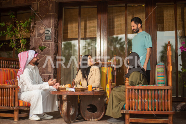 أصحاب عرب خليجيين سعوديين يستمتعون بتبادل الحديث في احد المقاهي السعودية، المشروبات الباردة، ديوانية سعودية ونقاشات وحوارات وقضاء أوقات ممتعة، وناسة وتعارف وأجواء سعيدة في مقهى سعودي