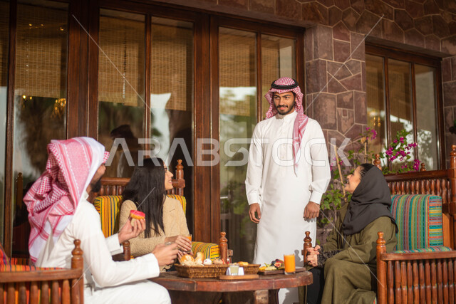 زملاء عرب خليجيين سعوديين يستمتعون بتبادل الحديث في احد المقاهي السعودية، المشروبات الباردة، ديوانية سعودية ونقاشات وحوارات وقضاء أوقات ممتعة، وناسة وتعارف وأجواء سعيدة في مقهى سعودي