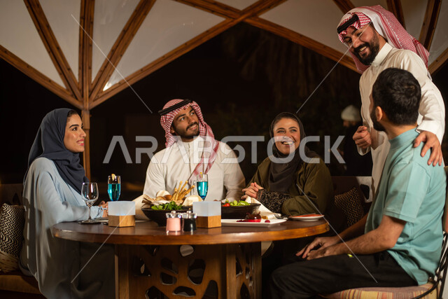 عطلة صيفية سعيدة ، شباب وبنات من العرب الخليجيون السعوديون يستمتعون بتبادل الحديث في احد المقاهي في السعودية ، المشروبات الباردة ،  قضاء أوقات ممتعة برفقة الاصدقاء ، دردشة وحوارات.