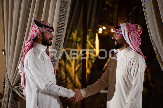   إلقاء السلام والترحيب بين الاصدقاء ، رجلان عربيان خليجيان سعوديان يتصافحان بسعادة ، إيماءات يد تدل على المصافحة  ، قضاء أوقات ممتعة برفقة الأصدقاء ، التحية والسلام ، الإتفاق على صفقة عمل جديدة ، شركاء عمل.